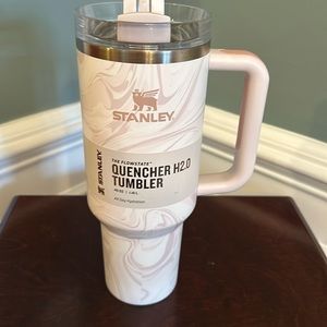 NWT Stanley 40oz Quencher H2.0 Tumbler- Rose Quartz Swirl